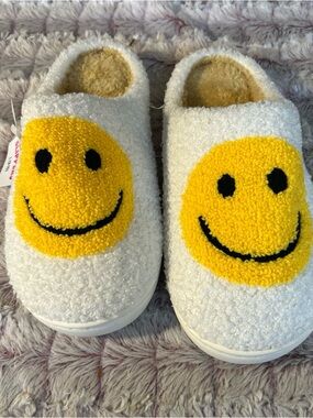 Smiley Face Cozy women Slippers - White & Yellow size large ( 9-10)